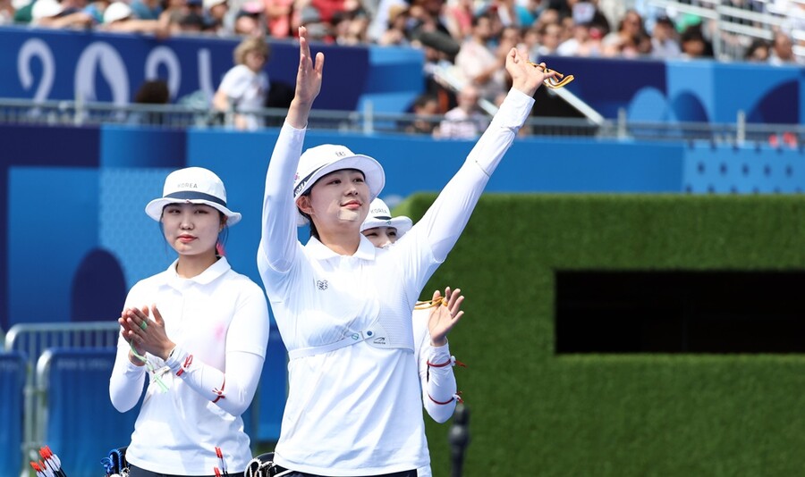 ▲ 임시현, 전훈영, 남수현이 28일(현지시간) 프랑스 파리 레쟁발리드 양궁 경기장에서 열린 2024 파리올림픽 양궁 여자단체전에서 여자 대표팀이 환호하고 있다. 항저우 아시안게임 3관왕에 빛나는 임시현은 올림픽에서도 금메달을 추가하며 양 대회 동시 3관왕을 향해 질주를 멈추지 않았다. ⓒ 연합뉴스