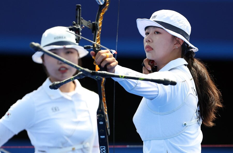 ▲ 임시현, 전훈영, 남수현이 28일(현지시간) 프랑스 파리 레쟁발리드 양궁 경기장에서 열린 2024 파리올림픽 양궁 여자단체전에서 여자 대표팀이 환호하고 있다. 항저우 아시안게임 3관왕에 빛나는 임시현은 올림픽에서도 금메달을 추가하며 양 대회 동시 3관왕을 향해 질주를 멈추지 않았다. ⓒ 연합뉴스