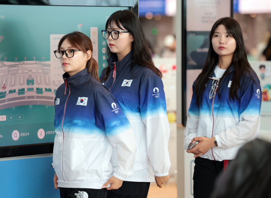▲  2024 파리올림픽에 출전하는 양궁 국가대표팀 전훈영(왼쪽부터), 임시현, 남수현이 16일 오전 인천국제공항 제2여객터미널에서 출국 전 기념촬영을 위해 이동하고 있다.  ⓒ연합뉴스