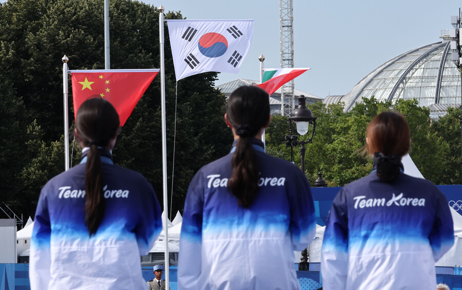▲ 한국의 전훈영(인천광역시청)과 남수현(순천시청), 임시현(한국체육대학교)은 29일(한국시간) 프링스 파리 레쟁발리드 양궁 경기장에서 열린 2024 파리올림픽 양궁 여자단체 결승에서 중국의 리지아만, 양사오레이, 안취쉬안과 4-4(56-53, 55-54, 51-54, 53-55)로 비긴 뒤, 슛오프에서 승리를 거두며 금메달을 획득했다.   ⓒ연합뉴스