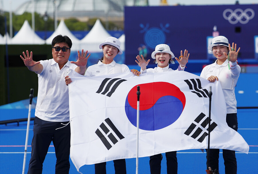 ▲ 한국의 전훈영(인천광역시청)과 남수현(순천시청), 임시현(한국체육대학교)은 29일(한국시간) 프링스 파리 레쟁발리드 양궁 경기장에서 열린 2024 파리올림픽 양궁 여자단체 결승에서 중국의 리지아만, 양사오레이, 안취쉬안과 4-4(56-53, 55-54, 51-54, 53-55)로 비긴 뒤, 슛오프에서 승리를 거두며 금메달을 획득했다.   ⓒ연합뉴스