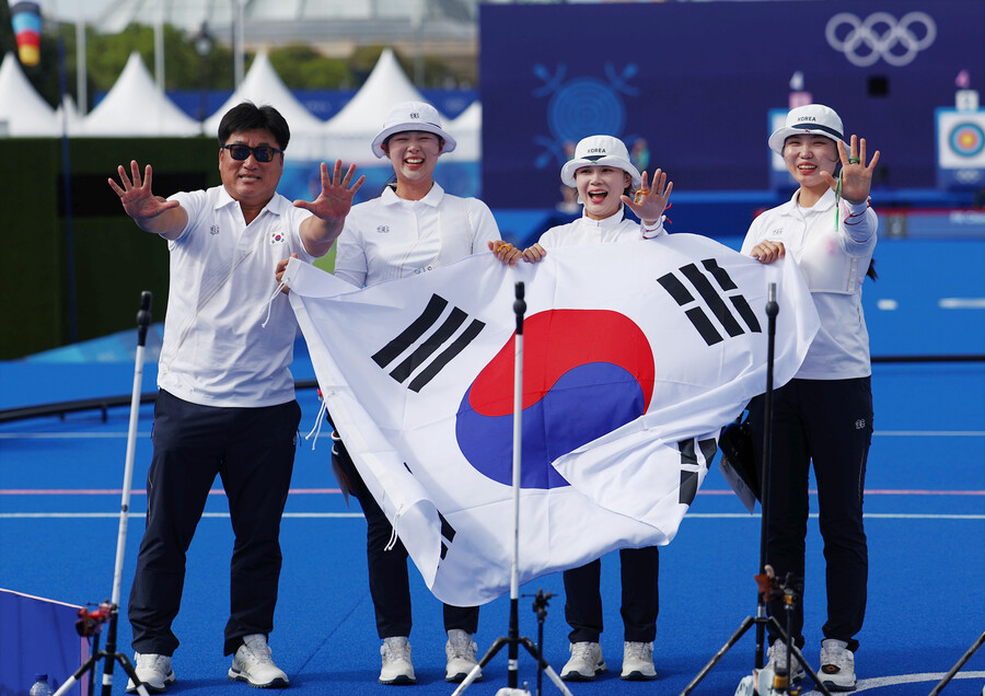 ▲ 한국의 전훈영(인천광역시청)과 남수현(순천시청), 임시현(한국체육대학교)은 29일(한국시간) 프링스 파리 레쟁발리드 양궁 경기장에서 열린 2024 파리올림픽 양궁 여자단체 결승에서 중국의 리지아만, 양사오레이, 안취쉬안과 4-4(56-53, 55-54, 51-54, 53-55)로 비긴 뒤, 슛오프에서 승리를 거두며 금메달을 획득했다.   ⓒ연합뉴스