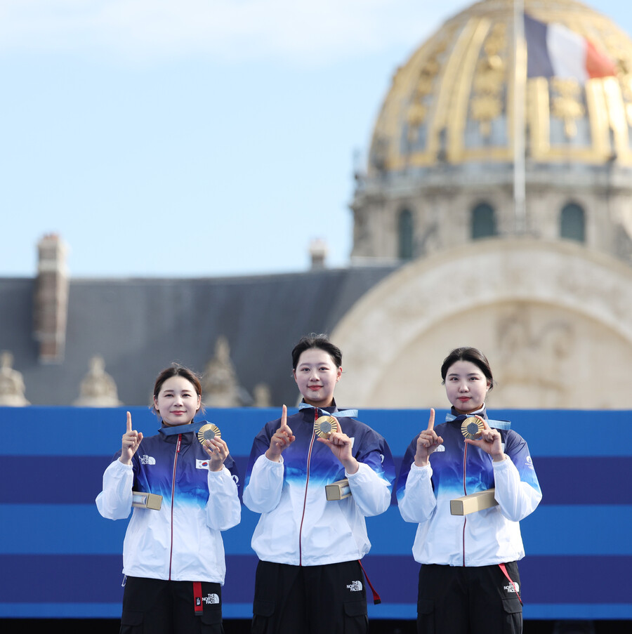 ▲ 한국의 전훈영(인천광역시청)과 남수현(순천시청), 임시현(한국체육대학교)은 29일(한국시간) 프링스 파리 레쟁발리드 양궁 경기장에서 열린 2024 파리올림픽 양궁 여자단체 결승에서 중국의 리지아만, 양사오레이, 안취쉬안과 4-4(56-53, 55-54, 51-54, 53-55)로 비긴 뒤, 슛오프에서 승리를 거두며 금메달을 획득했다.   ⓒ연합뉴스