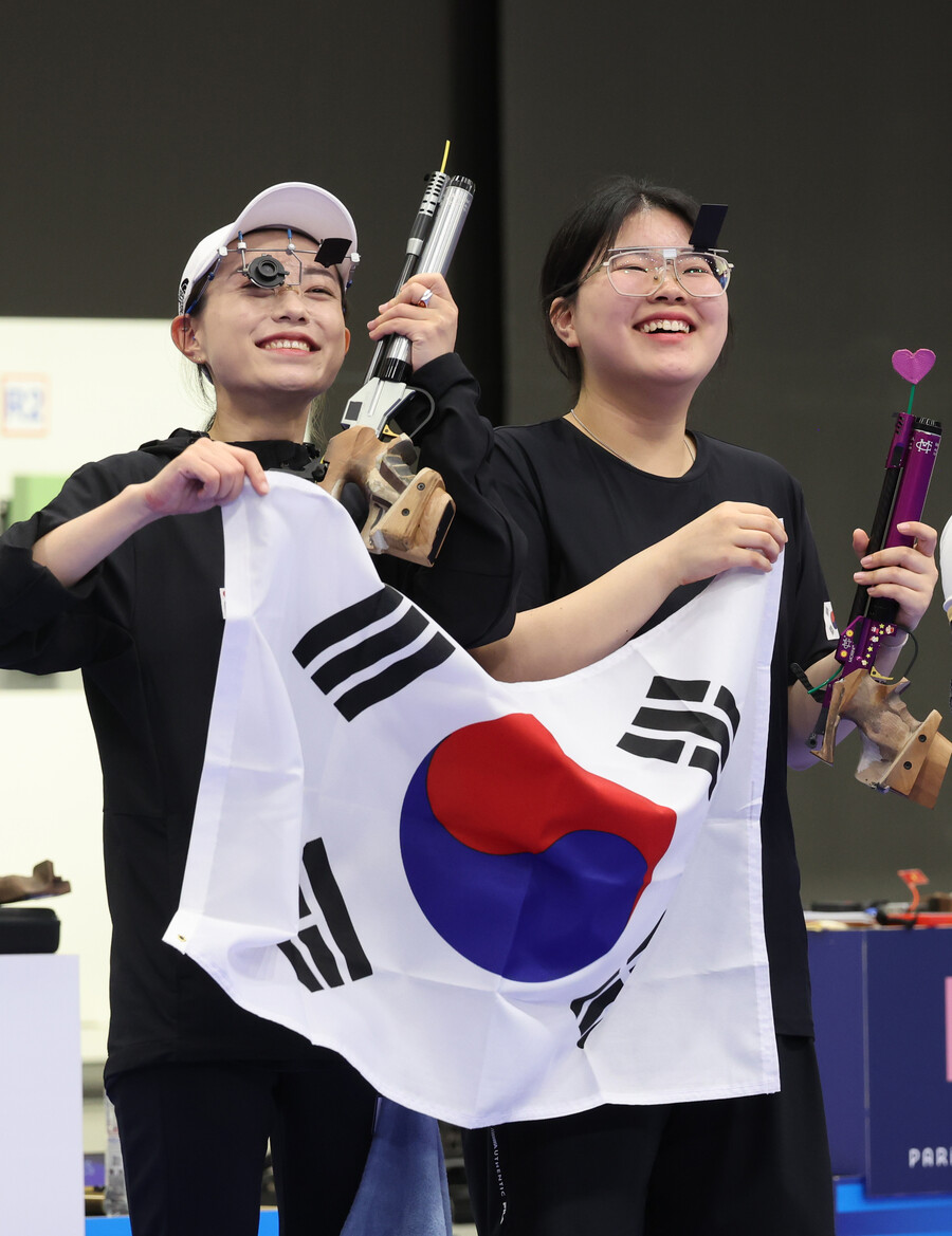 ▲ 고교생 오예진과 딸을 둔 엄마 김예지는 사격 공기권총 10m 금, 은메달을 합작했다. ⓒ연합뉴스