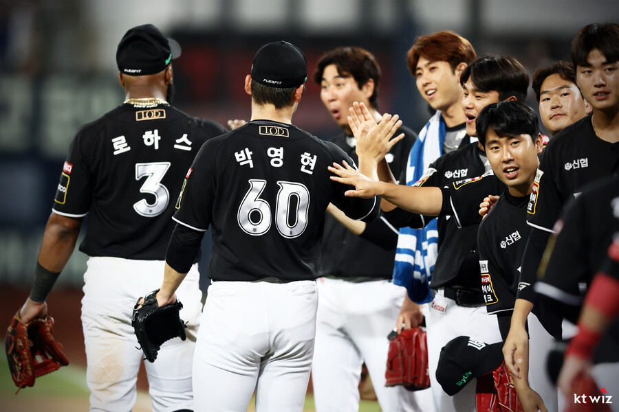 ▲ KT가 후반기 승률 1위를 질주하면서 공동 4위로 점프했다. ⓒKT 위즈