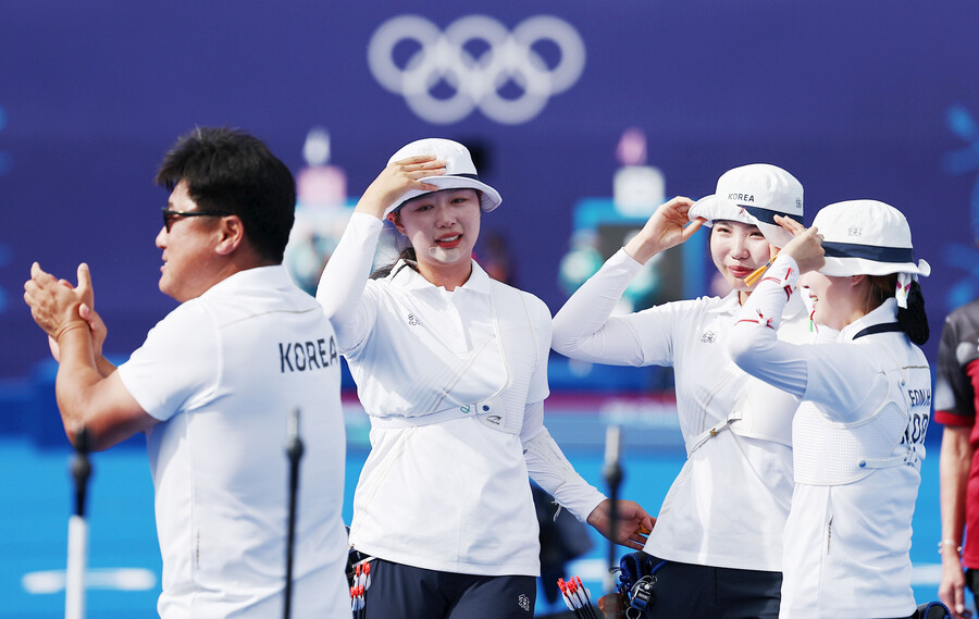 ▲ 2024 파리 하계 올림픽 양궁 여자 단체전 10연패를 이뤄낸 여자 대표팀의 임시현, 전훈영, 남수현.  ⓒ연합뉴스