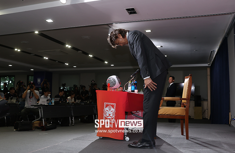 끝내 고개 숙인 홍명보 감독, 10분 동안 사죄 "대표팀 부임 논란 팬들께 죄송" [SPO 현장 일문일답]