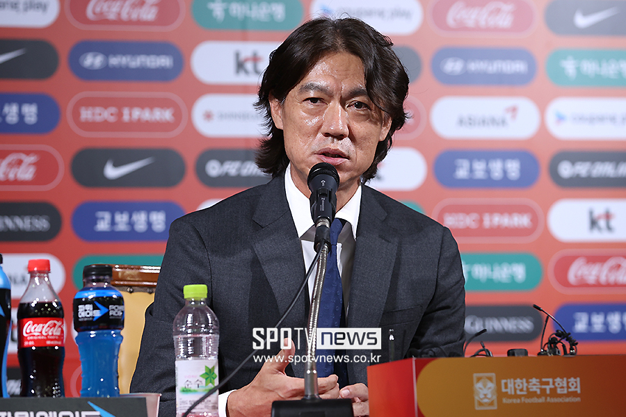 ▲ 홍명보 감독은 29일 오전 11시 축구회관에서 대표팀 감독 취임 기자회견을 했다. 부임 첫 기자회견에서 그동안 생각을 정리한 글을 먼저 읽었다. "그간 논란으로 심려를 끼쳐드린점 죄송하다. K리그 팬들에게 무거운 마음과 책임감을 안고 왔다. 울산HD 팬들에게 용서를 구하고자 한다. 다시 한번 죄송하다"라는 말로 시작했다. A4 8장에 달하는 긴 분량의 글을 10분 동안 읽었다. 울산HD와 K리그 팬들께 사과의 말을 전하며 고개를 숙였고 대표팀 감독을 맡아 어떤 청사진을 그릴 것인지 말했다 ⓒ곽혜미 기자