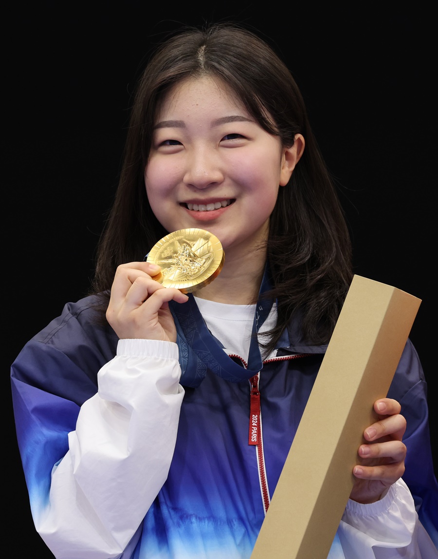 ▲ 한국 사격의 기세가 무시무시하다. 대표팀 막내 반효진까지 금메달 사냥에 성공했다. 3일 연속 사격에서 메달이 나왔다. 효자종목으로서 완벽히 부활했다. 2007년생 반효진은 하루 전 열린 본선에서 세계신기록을 세웠고, 결선에서도 줄곧 선두권을 유지했다 ⓒ 연합뉴스