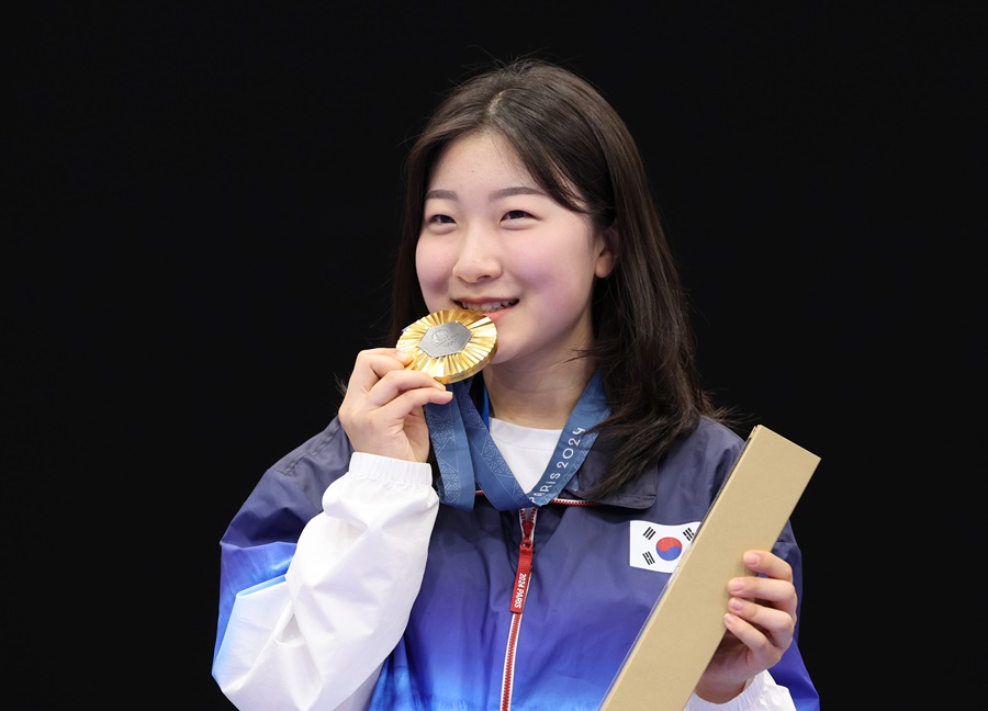 ▲ 한국 사격의 기세가 무시무시하다. 대표팀 막내 반효진까지 금메달 사냥에 성공했다. 3일 연속 사격에서 메달이 나왔다. 효자종목으로서 완벽히 부활했다. 2007년생 반효진은 하루 전 열린 본선에서 세계신기록을 세웠고, 결선에서도 줄곧 선두권을 유지했다 ⓒ 연합뉴스