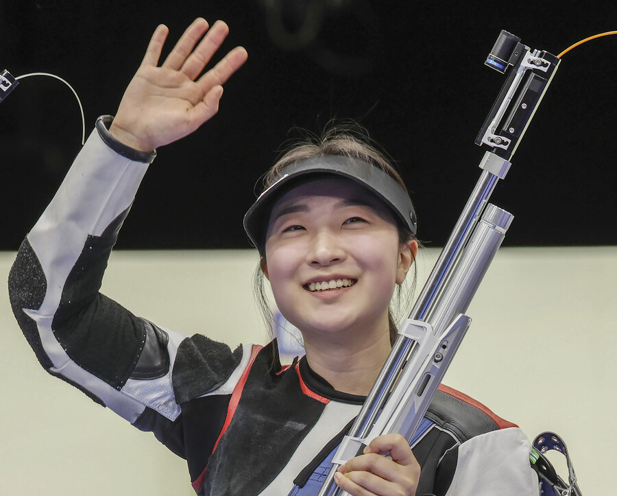 ▲ 반효진은 29일(이하 한국시간) 프랑스 샤토루 슈팅센터에서 열린 2024 파리 올림픽 사격 공기소총 10ｍ 여자 결선에서 금메달을 획득했다. 반효진의 금메달로 한국 사격 선수단은 이번 대회 4번째 메달을 기록했다. 한국 사격은 대회 첫날인 27일 공기소총 10ｍ 혼성에서 박하준(KT)-금지현(경기도청)이 은메달을 따고, 28일 공기권총 10ｍ 여자 결선에서는 오예진(IBK기업은행)과 김예지(임실군청)가 각각 금메달과 은메달을 휩쓸었다. ⓒ연합뉴스