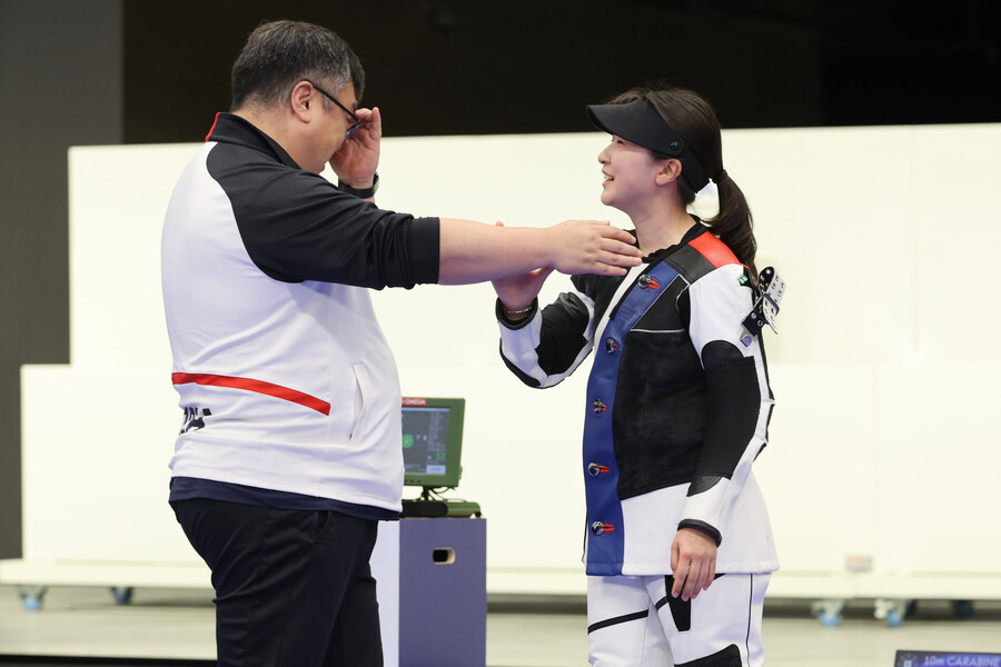 ▲ 반효진은 29일(이하 한국시간) 프랑스 샤토루 슈팅센터에서 열린 2024 파리 올림픽 사격 공기소총 10ｍ 여자 결선에서 금메달을 획득했다. 반효진의 금메달로 한국 사격 선수단은 이번 대회 4번째 메달을 기록했다. 한국 사격은 대회 첫날인 27일 공기소총 10ｍ 혼성에서 박하준(KT)-금지현(경기도청)이 은메달을 따고, 28일 공기권총 10ｍ 여자 결선에서는 오예진(IBK기업은행)과 김예지(임실군청)가 각각 금메달과 은메달을 휩쓸었다. ⓒ연합뉴스