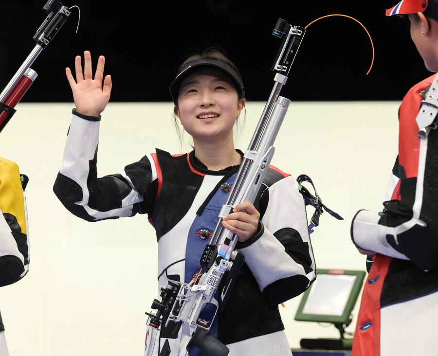 ▲ 29일(현지시간) 프랑스 샤토루 슈팅 센터에서 열린 2024 파리올림픽 사격 공기소총 10m 여자 결선에서 금메달을 차지한 반효진이 기뻐하며 손을 흔들고 있다.  ⓒ연합뉴스