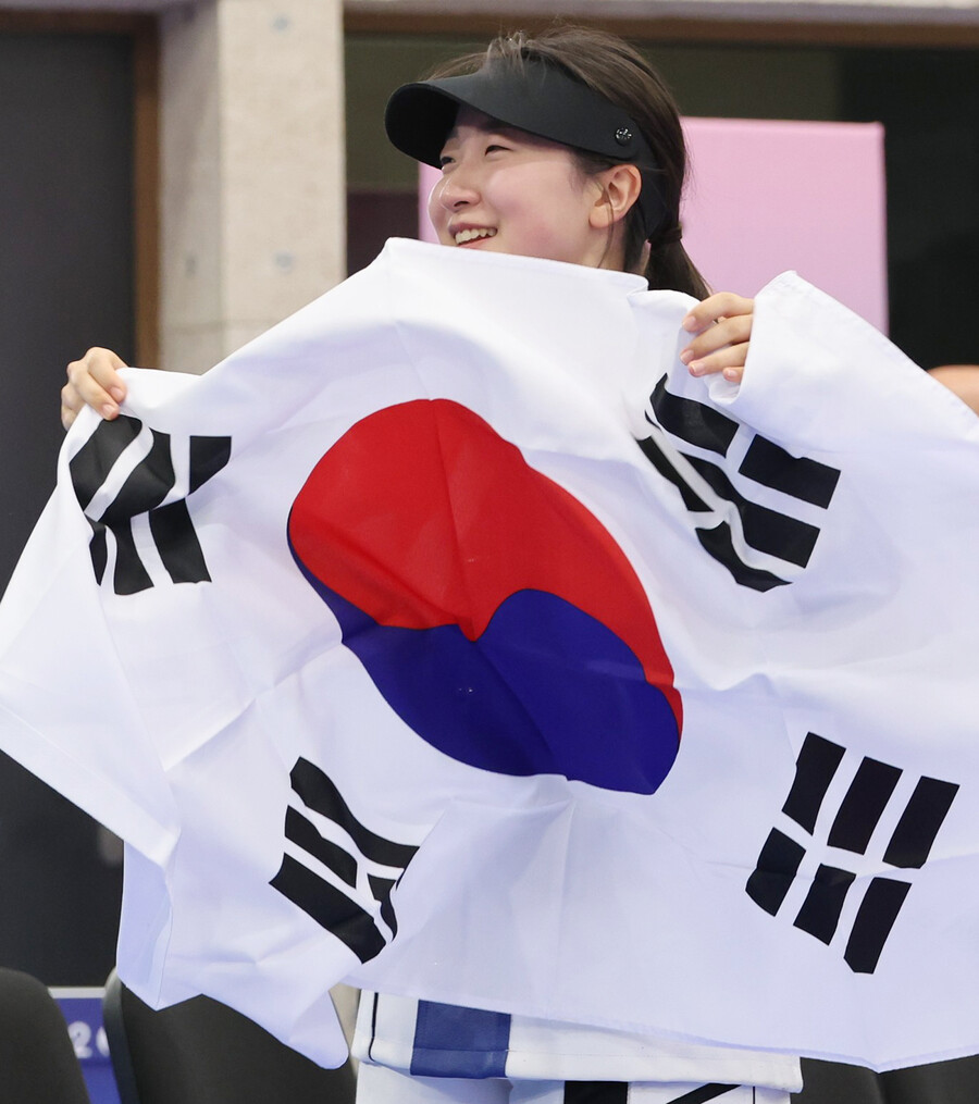 ▲  29일(현지시간) 프랑스 샤토루 슈팅 센터에서 열린 2024 파리올림픽 사격 공기소총 10m 여자 결선에서 금메달을 차지한 반효진이 태극기를 펼쳐 들고 기뻐하고 있다. ⓒ연합뉴스