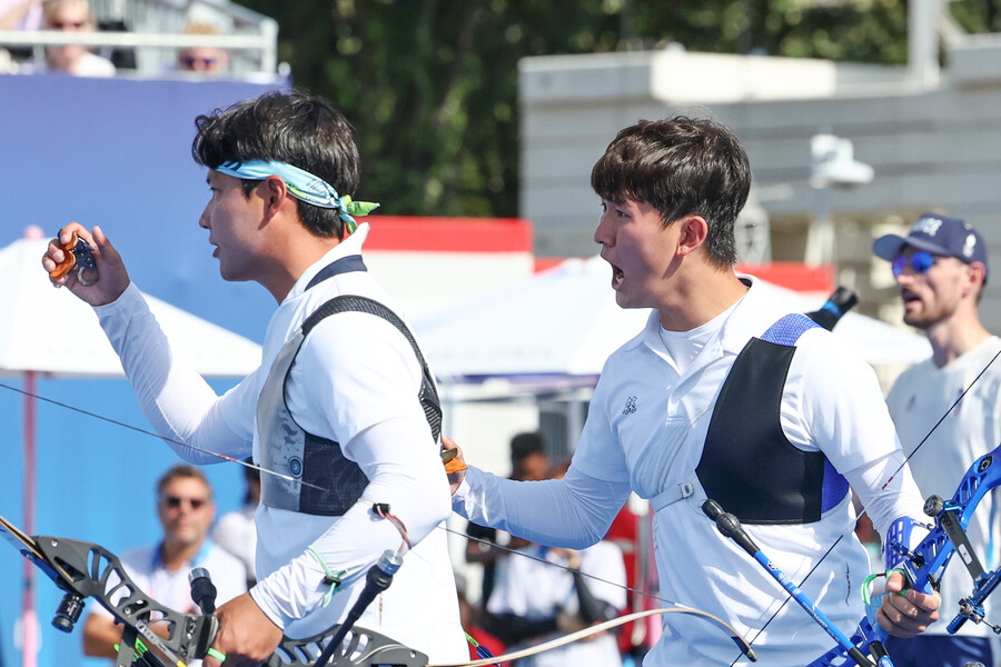 ▲ 한국의 이우석(코오롱)과 김제덕(예천군청), 김우진(청주시청)은 프랑스 파리의 레쟁발리드에서 열린 2024 파리올림픽 남자 양궁 단체전 결승에서 개최국 프랑스를 5-1(57-57, 59-58, 59-56)로 제압하며 금메달을 차지했다. 올림픽 남자 양궁 단체전 3연패였고, 양궁에서는 한국의 적수가 없었다.   ⓒ연합뉴스