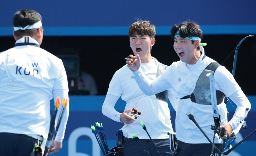 ▲ 한국의 이우석(코오롱)과 김제덕(예천군청), 김우진(청주시청)은 프랑스 파리의 레쟁발리드에서 열린 2024 파리올림픽 남자 양궁 단체전 결승에서 개최국 프랑스를 5-1(57-57, 59-58, 59-56)로 제압하며 금메달을 차지했다. 올림픽 남자 양궁 단체전 3연패였고, 양궁에서는 한국의 적수가 없었다.   ⓒ연합뉴스