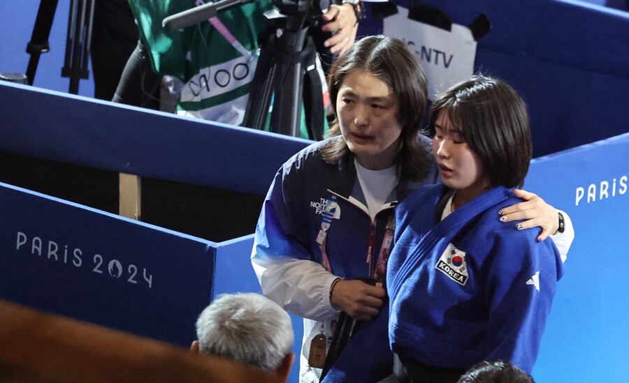 ▲ 2024 파리올림픽 유도 여자 57kg급에 출전한 허미미가 29일(현지시간) 프랑스 파리 아레나 샹드마르스에서 열린 결승전에서 캐나다 크리스타 데구치에 패한 뒤 아쉬워하고 있다. ⓒ연합뉴스