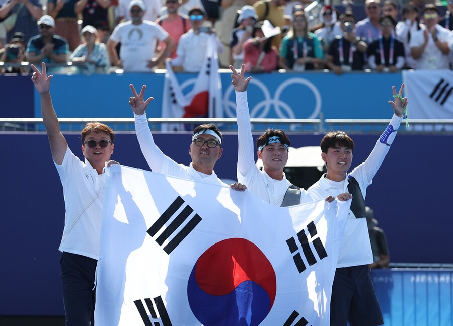 ▲ 출발부터 단체전에 걸린 2개를 석권하며 순조롭게 나아가고 있다. 앞으로 남녀 개인전과 혼성전이 남았는데 5개를 모두 금메달로 채우는 게 불가능한 일도 아니다. 그만큼 한국 양궁이 파리에서 보여주는 행보가 대단하다.  ⓒ연합뉴스