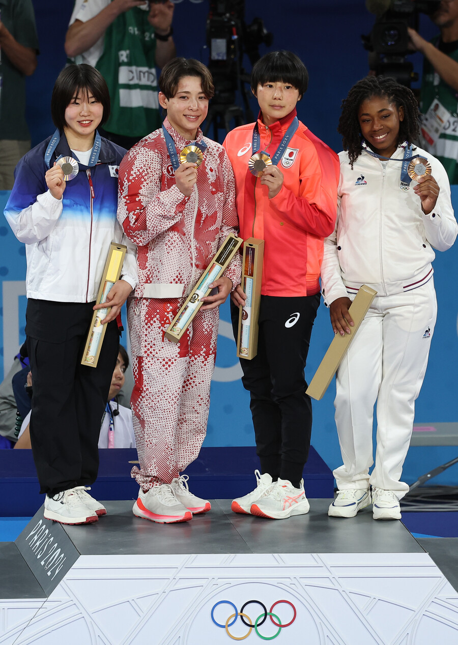▲ 29일(현지시간) 프랑스 파리 아레나 샹드마르스에서 열린 2024 파리올림픽 유도 여자 57kg급에서 은메달을 딴 허미미가 시상대에 올라 기념 촬영하고 있다.  ⓒ연합뉴스