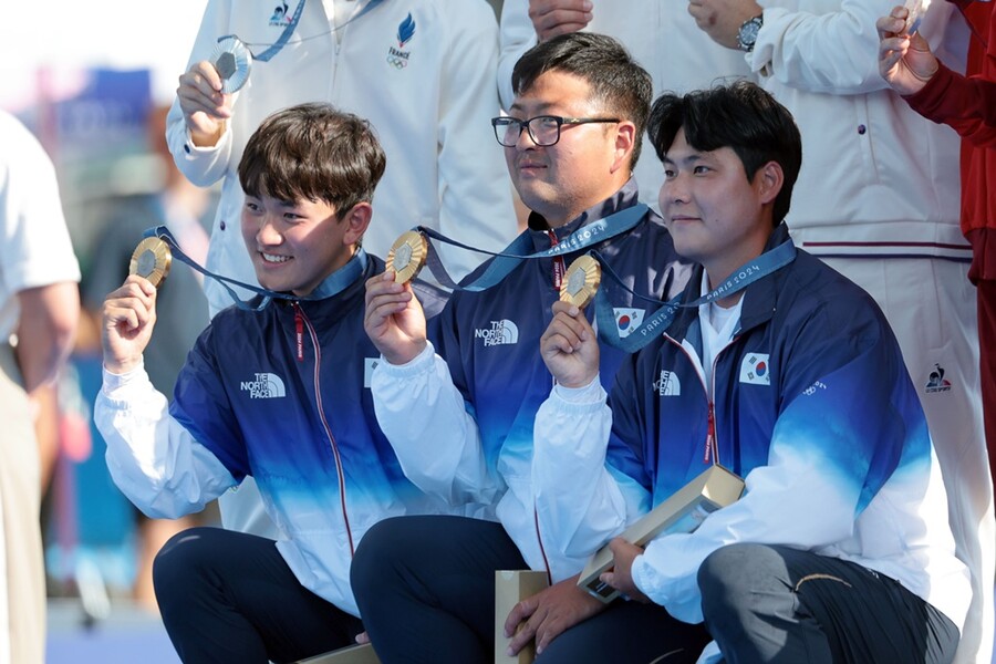 (왼쪽부터) 김제덕과 김우진, 이우석 ⓒ연합뉴스