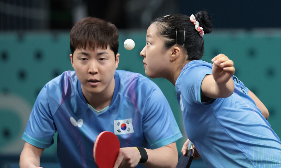 ▲ 혼합 복식 세계랭킹 3위에 올라 있는 신유빈(대한항공)-임종훈(한국거래소) 조는 30일(한국시간) 프랑스 파리의 사우스파리아레나 4에서 열린 2024 파리올림픽 탁구 혼합 복식 준결승에서 세계랭킹 1위인 중국의 왕추친-쑨잉사에게 2-4(11-6 7-11 11-9 5-11 7-11 9-11)로 패했다. 두 사람은 결승 진출에 실패하며 만리장성의 벽을 넘지 못했지만, 잘 싸웠다는 평가를 받았다.  ⓒ연합뉴스