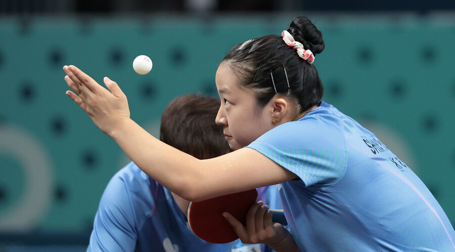 ▲ 혼합 복식 세계랭킹 3위에 올라 있는 신유빈(대한항공)-임종훈(한국거래소) 조는 30일(한국시간) 프랑스 파리의 사우스파리아레나 4에서 열린 2024 파리올림픽 탁구 혼합 복식 준결승에서 세계랭킹 1위인 중국의 왕추친-쑨잉사에게 2-4(11-6 7-11 11-9 5-11 7-11 9-11)로 패했다. 두 사람은 결승 진출에 실패하며 만리장성의 벽을 넘지 못했지만, 잘 싸웠다는 평가를 받았다.  ⓒ연합뉴스