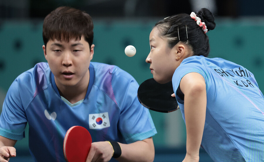 ▲ 혼합 복식 세계랭킹 3위에 올라 있는 신유빈(대한항공)-임종훈(한국거래소) 조는 30일(한국시간) 프랑스 파리의 사우스파리아레나 4에서 열린 2024 파리올림픽 탁구 혼합 복식 준결승에서 세계랭킹 1위인 중국의 왕추친-쑨잉사에게 2-4(11-6 7-11 11-9 5-11 7-11 9-11)로 패했다. 두 사람은 결승 진출에 실패하며 만리장성의 벽을 넘지 못했지만, 잘 싸웠다는 평가를 받았다.  ⓒ연합뉴스