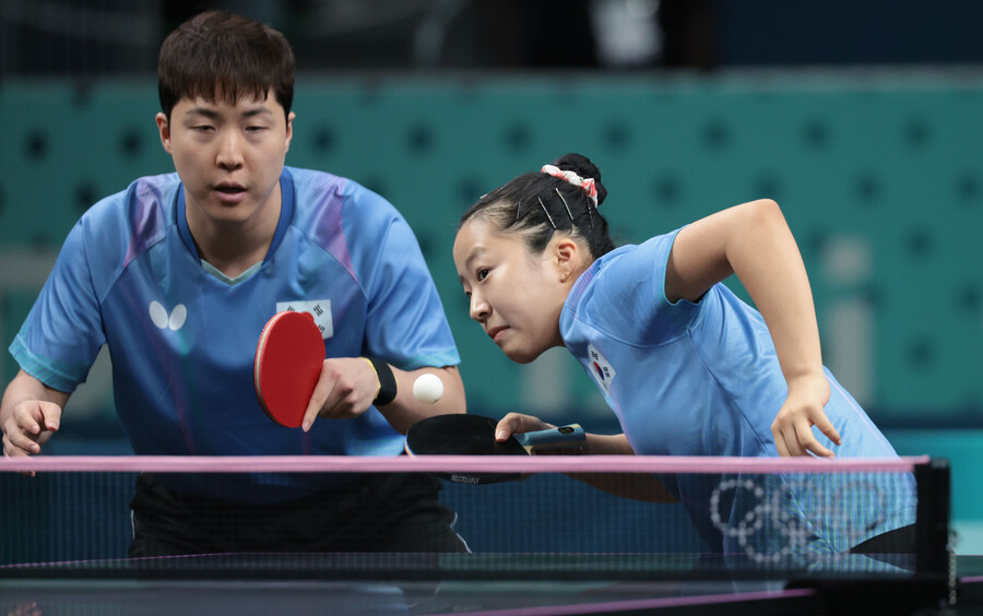 ▲ 혼합 복식 세계랭킹 3위에 올라 있는 신유빈(대한항공)-임종훈(한국거래소) 조는 30일(한국시간) 프랑스 파리의 사우스파리아레나 4에서 열린 2024 파리올림픽 탁구 혼합 복식 준결승에서 세계랭킹 1위인 중국의 왕추친-쑨잉사에게 2-4(11-6 7-11 11-9 5-11 7-11 9-11)로 패했다. 두 사람은 결승 진출에 실패하며 만리장성의 벽을 넘지 못했지만, 잘 싸웠다는 평가를 받았다.  ⓒ연합뉴스