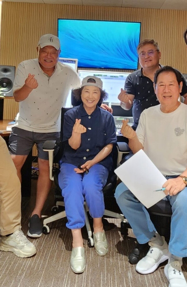 ▲ 다큐 영화 '그리고 목련일 필때면' 내레이션을 맡은 배우 고두심(왼쪽에서 두번째)과 현석(맨오른쪽). 제공|흥.픽쳐스