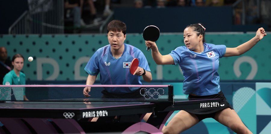 ▲ 한국탁구에서 12년 만에 올림픽 메달 소식이 전해졌다. 신유빈, 임종훈이 2024 파리 올림픽 탁구 혼합복식에서 동메달을 땄다. 세계랭킹 3위 신유빈, 임종훈은 세계랭킹 4위 홍콩의 두호이켐, 웡춘팅을 압도했다. 2012년 런던 올림픽 남자 단체(주세혁, 오상은, 류승민) 은메달 이후 나온 한국의 첫 올림픽 메달이다. 3년 전 도쿄 올림픽에서 노메달로 눈물을 흘렸던 신유빈은 환하게 웃었다. 3년 사이 신유빈의 기량은 크게 올라갔다. 노련함도 돋보였다. 임종훈과 환상적인 호흡으로 끝내 동메달을 손에 넣었다. 한국탁구의 기대주이자 간판스타로서 부담감을 모두 이겨냈다 ⓒ 연합뉴스