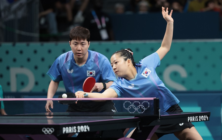 ▲ 한국탁구에서 12년 만에 올림픽 메달 소식이 전해졌다. 신유빈, 임종훈이 2024 파리 올림픽 탁구 혼합복식에서 동메달을 땄다. 세계랭킹 3위 신유빈, 임종훈은 세계랭킹 4위 홍콩의 두호이켐, 웡춘팅을 압도했다. 2012년 런던 올림픽 남자 단체(주세혁, 오상은, 류승민) 은메달 이후 나온 한국의 첫 올림픽 메달이다. 3년 전 도쿄 올림픽에서 노메달로 눈물을 흘렸던 신유빈은 환하게 웃었다. 3년 사이 신유빈의 기량은 크게 올라갔다. 노련함도 돋보였다. 임종훈과 환상적인 호흡으로 끝내 동메달을 손에 넣었다. 한국탁구의 기대주이자 간판스타로서 부담감을 모두 이겨냈다 ⓒ 연합뉴스
