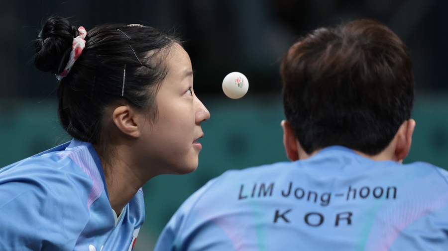 ▲ 한국탁구에서 12년 만에 올림픽 메달 소식이 전해졌다. 신유빈, 임종훈이 2024 파리 올림픽 탁구 혼합복식에서 동메달을 땄다. 세계랭킹 3위 신유빈, 임종훈은 세계랭킹 4위 홍콩의 두호이켐, 웡춘팅을 압도했다. 2012년 런던 올림픽 남자 단체(주세혁, 오상은, 류승민) 은메달 이후 나온 한국의 첫 올림픽 메달이다. 3년 전 도쿄 올림픽에서 노메달로 눈물을 흘렸던 신유빈은 환하게 웃었다. 3년 사이 신유빈의 기량은 크게 올라갔다. 노련함도 돋보였다. 임종훈과 환상적인 호흡으로 끝내 동메달을 손에 넣었다. 한국탁구의 기대주이자 간판스타로서 부담감을 모두 이겨냈다 ⓒ 연합뉴스