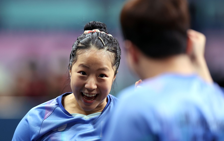 ▲ 한국탁구에서 12년 만에 올림픽 메달 소식이 전해졌다. 신유빈, 임종훈이 2024 파리 올림픽 탁구 혼합복식에서 동메달을 땄다. 세계랭킹 3위 신유빈, 임종훈은 세계랭킹 4위 홍콩의 두호이켐, 웡춘팅을 압도했다. 2012년 런던 올림픽 남자 단체(주세혁, 오상은, 류승민) 은메달 이후 나온 한국의 첫 올림픽 메달이다. 3년 전 도쿄 올림픽에서 노메달로 눈물을 흘렸던 신유빈은 환하게 웃었다. 3년 사이 신유빈의 기량은 크게 올라갔다. 노련함도 돋보였다. 임종훈과 환상적인 호흡으로 끝내 동메달을 손에 넣었다. 한국탁구의 기대주이자 간판스타로서 부담감을 모두 이겨냈다 ⓒ 연합뉴스