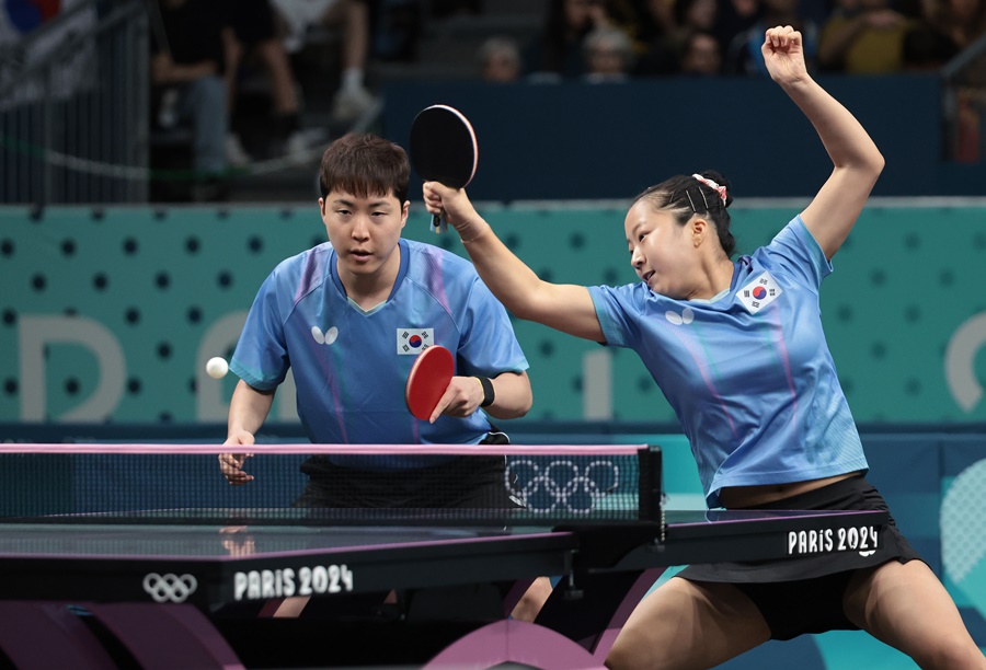 ▲ 한국탁구에서 12년 만에 올림픽 메달 소식이 전해졌다. 신유빈, 임종훈이 2024 파리 올림픽 탁구 혼합복식에서 동메달을 땄다. 세계랭킹 3위 신유빈, 임종훈은 세계랭킹 4위 홍콩의 두호이켐, 웡춘팅을 압도했다. 2012년 런던 올림픽 남자 단체(주세혁, 오상은, 류승민) 은메달 이후 나온 한국의 첫 올림픽 메달이다. 3년 전 도쿄 올림픽에서 노메달로 눈물을 흘렸던 신유빈은 환하게 웃었다. 3년 사이 신유빈의 기량은 크게 올라갔다. 노련함도 돋보였다. 임종훈과 환상적인 호흡으로 끝내 동메달을 손에 넣었다. 한국탁구의 기대주이자 간판스타로서 부담감을 모두 이겨냈다 ⓒ 연합뉴스
