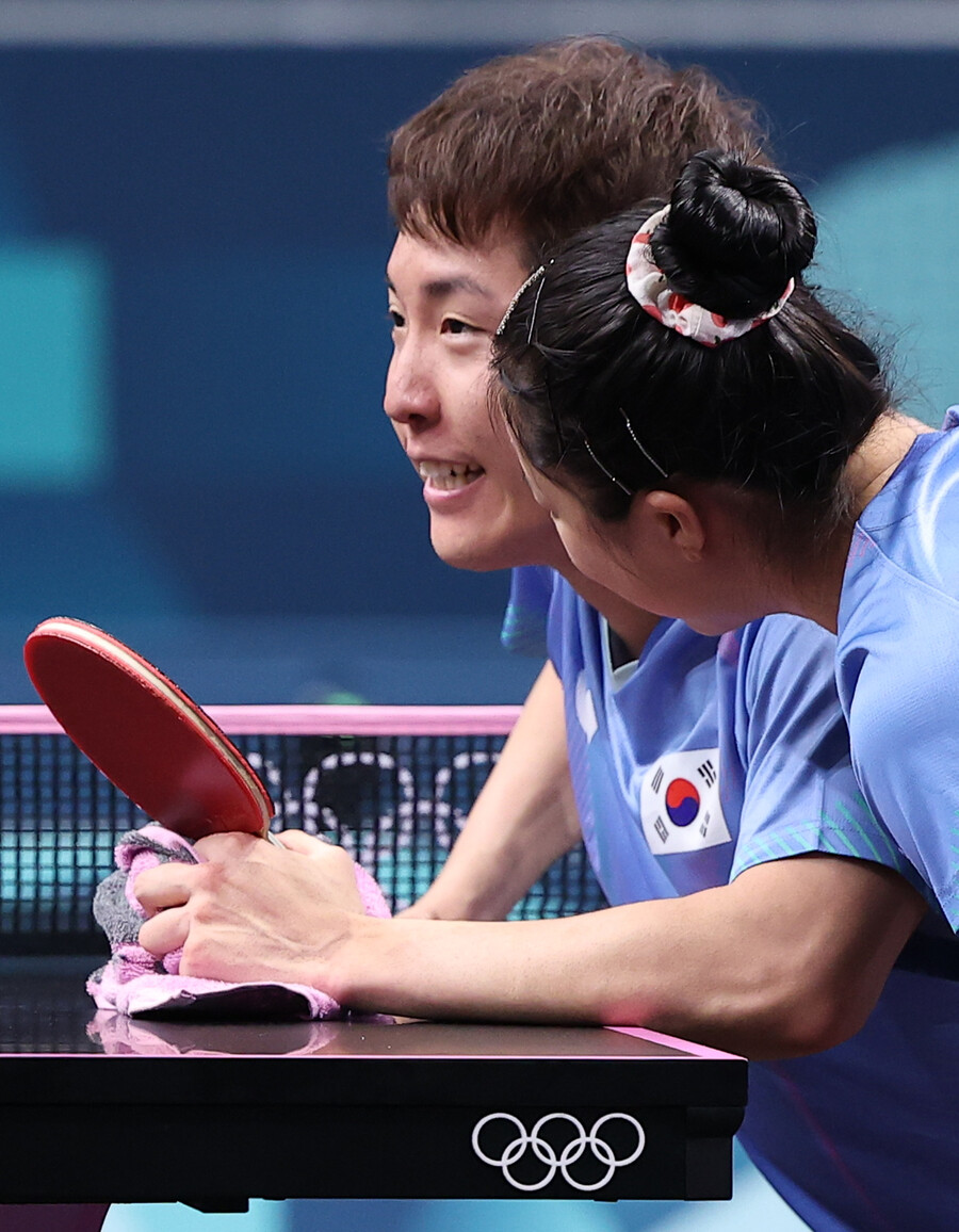 ▲ 한국탁구에서 12년 만에 올림픽 메달 소식이 전해졌다. 신유빈, 임종훈이 2024 파리 올림픽 탁구 혼합복식에서 동메달을 땄다. 세계랭킹 3위 신유빈, 임종훈은 세계랭킹 4위 홍콩의 두호이켐, 웡춘팅을 압도했다. 2012년 런던 올림픽 남자 단체(주세혁, 오상은, 류승민) 은메달 이후 나온 한국의 첫 올림픽 메달이다. 3년 전 도쿄 올림픽에서 노메달로 눈물을 흘렸던 신유빈은 환하게 웃었다. 3년 사이 신유빈의 기량은 크게 올라갔다. 노련함도 돋보였다. 임종훈과 환상적인 호흡으로 끝내 동메달을 손에 넣었다. 한국탁구의 기대주이자 간판스타로서 부담감을 모두 이겨냈다 ⓒ 연합뉴스