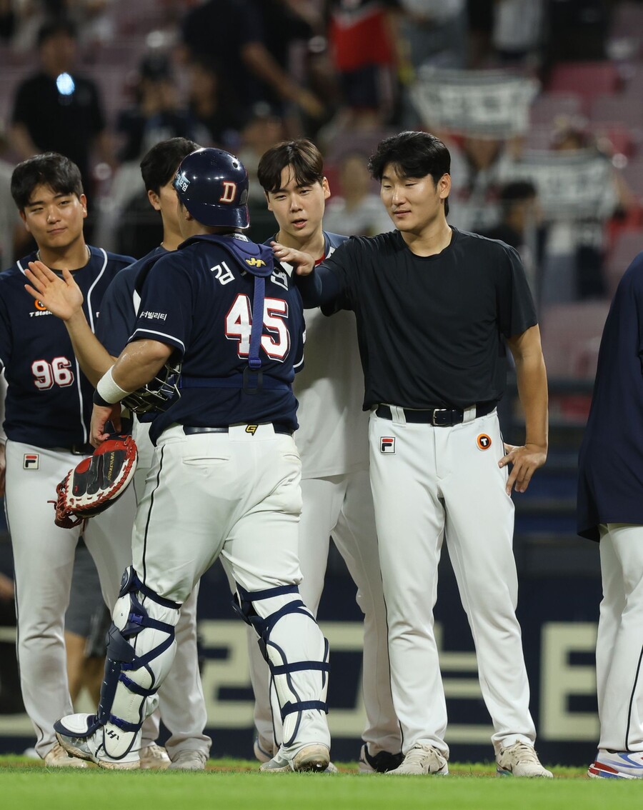 ▲ 두산 베어스 포수 김기연(왼쪽)과 곽빈 ⓒ 두산 베어스