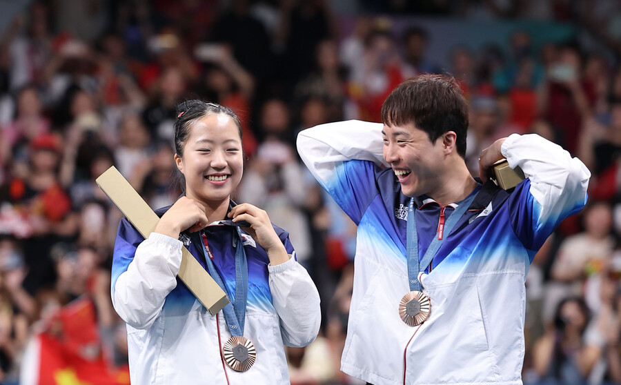'병역브로커 삐약이' 신유빈 "임종훈 오빠 나이 많아 힘들었을 텐데 견뎌줘서 고마워"...12년만 탁구서 메달 [올림픽 NOW]