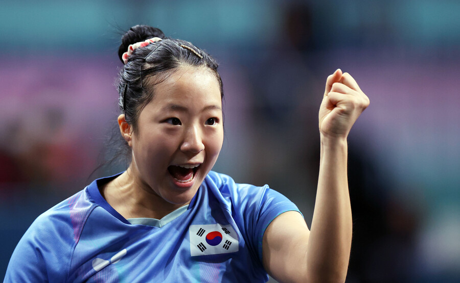 ▲ 한국탁구가 12년 만에 올림픽 메달 소식을 전했다. 신유빈, 임종훈이 2024 파리 올림픽 탁구 혼합복식에서 동메달을 땄다. 세계랭킹 3위 신유빈, 임종훈은 세계랭킹 4위 홍콩의 두호이켐, 웡춘팅을 압도했다. 3년 전 도쿄 올림픽에서 노메달로 눈물을 흘렸던 신유빈은 환하게 웃었다. 임종훈은 입대 20일을 앞두고 병역 혜택을 받아 선수 생활에 걸림돌을 삭제했다. ⓒ 연합뉴스