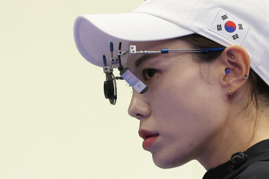 ▲ 28일(현지시간) 프랑스 샤토루 슈팅 센터에서 열린 2024 파리올림픽 사격 공기권총 10m 여자 결선에서 김예지가 과녁을 조준하기 앞서 코치의 지시를 받고 있다.  ⓒ연합뉴스