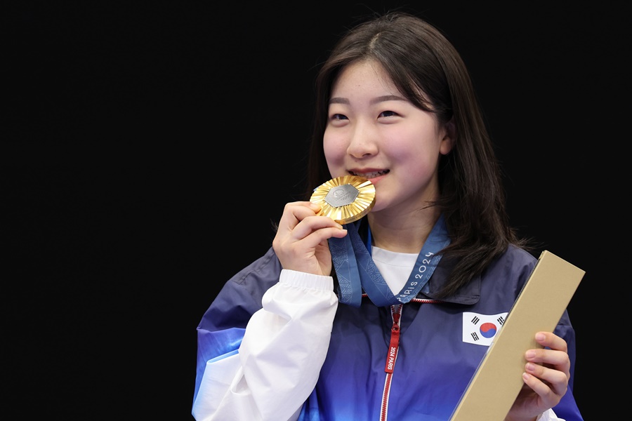 반효진, 올림픽 여자 사격 역대 최연소 金 주인공…2007년생 16살로 새 역사 [올림픽 NOW]