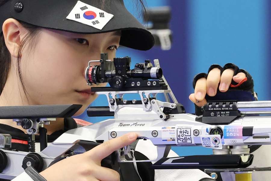 ▲ 반효진의 금메달은 사격 역사에 의미가 컸다. 반효진은 만 16세 313일에 금메달을 따 1996 애틀랜타 대회에서 17세 31일로 더블트랩 금메달을 차지한 미국의 킴 로드를 제치고 올림픽 사격 역사상 최연소 금메달리스트가 됐다. 또 반효진은 한국 하계 올림픽 역대 최연소 금메달리스트이자 한국의 역대 하계 올림픽 100번째 금메달 주인공이기도 하다 ⓒ 연합뉴스
