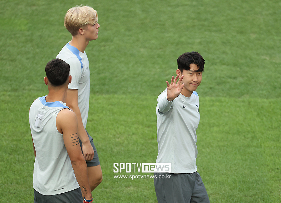 ▲손흥민과 양민혁이 격돌한다. 토트넘은 31일 오후 8시 서울월드컵경기장에서 열린 '2024 쿠팡플레이 시리즈' 1경기에서 팀K리그와 상대한다. 지난 28일 입국한 토트넘은 30일 오픈 트레이닝을 시작으로 본격적인 한국 일정을 소화했다. 31일엔 K리그 선수들과 만난다. 토트넘 공격은 손흥민이 이끈다. 손흥민은 지난 시즌 17골 10도움으로 팀 내 득점, 도움 모두 1위였다. 한국에 오기 전 일본에서 열린 프리시즌 경기에서도 골을 넣는 등 컨디션이 최상이다. 팀K리그에선 최근 토트넘 이적 사실을 발표한 양민혁이 눈에 띈다. 양민혁은 2025년 1월 토트넘에 합류한다. 그전까진 강원FC 소속으로 계속 뛴다 ⓒ 곽혜미 기자