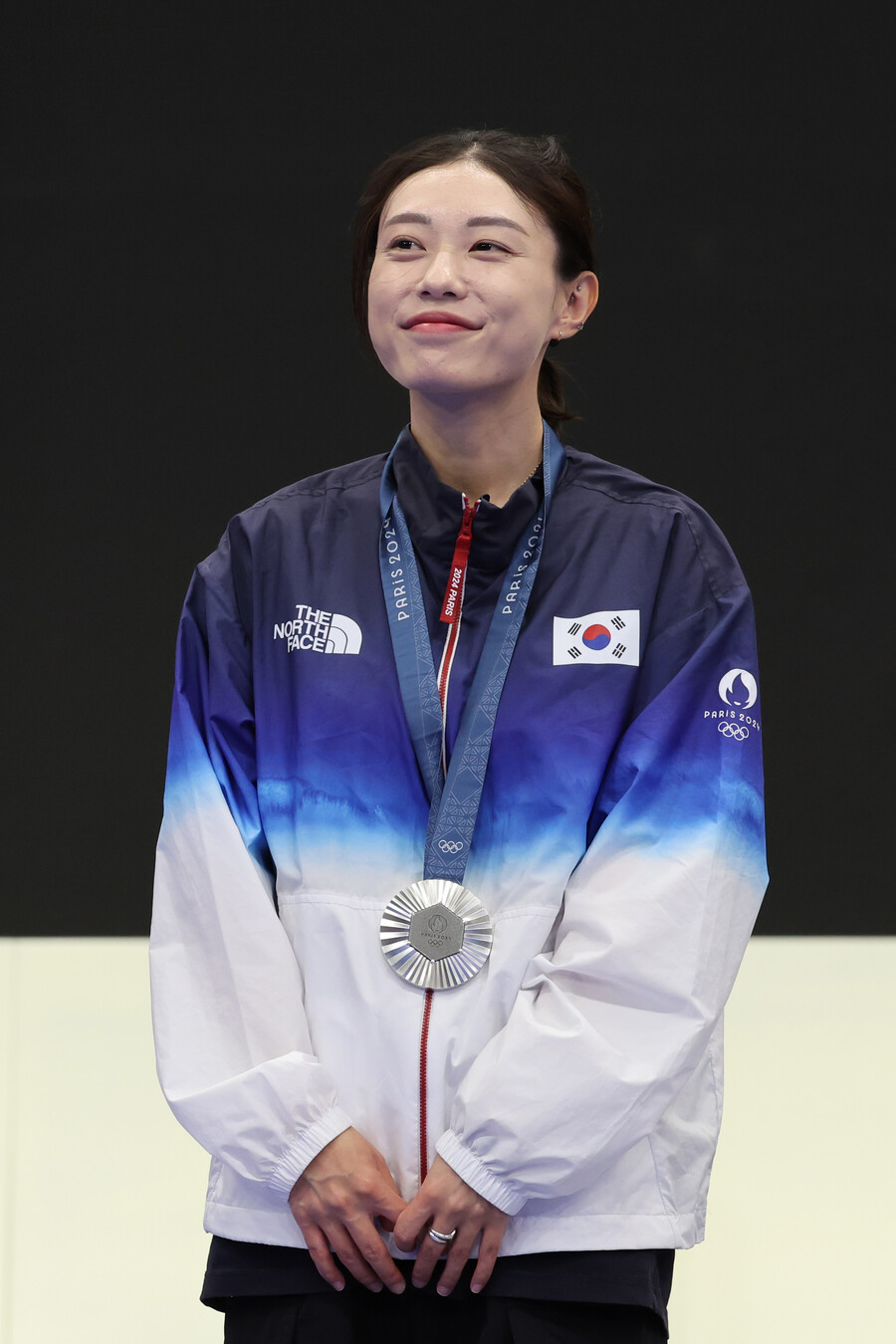▲ (샤토루[프랑스]=연합뉴스) 임화영 기자 = 28일(현지시간) 프랑스 샤토루 슈팅 센터에서 열린 2024 파리올림픽 사격 공기권총 10m 여자 결선 시상식에서 김예지가 은메달을 목에 걸고 있다. 김예지의 올림픽은 아직 끝나지 않았다. 파리 올림픽 사격 25ｍ 권총 경기에 나선다. 아쉽게 은메달에 머문 김예지는 이 종목에서 다시 금메달에 도전한다. 