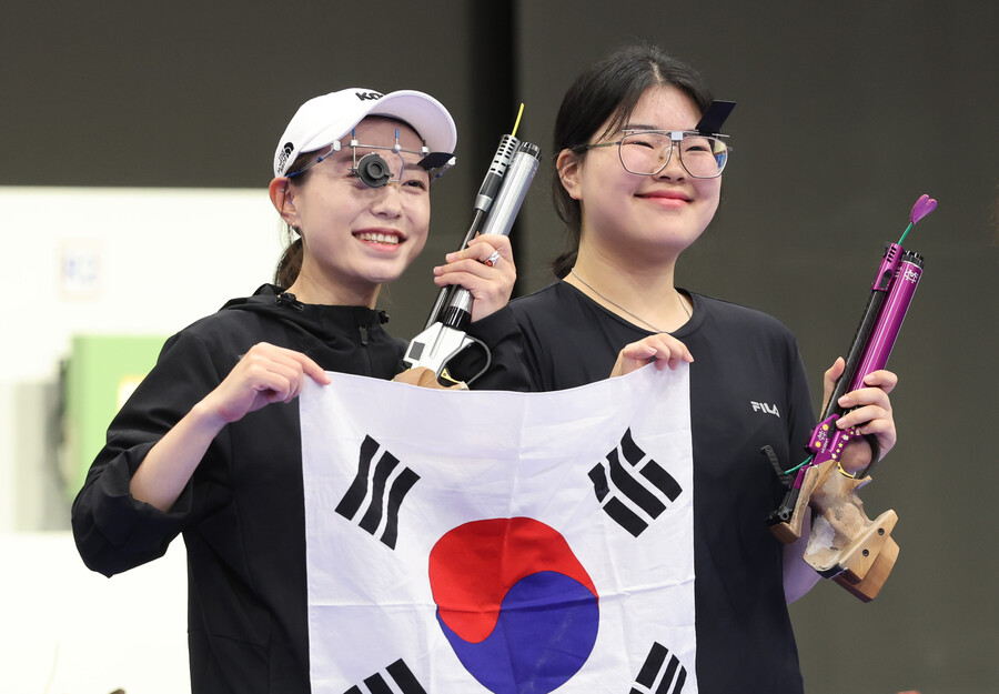 ▲ (샤토루[프랑스]=연합뉴스) 임화영 기자 = 28일(현지시간) 프랑스 샤토루 슈팅 센터에서 열린 2024 파리올림픽 사격 공기권총 10m 여자 결선에서 금·은메달을 차지한 오예진(오른쪽)과 김예지가 미소를 보이고 있다. 김예지의 올림픽은 아직 끝나지 않았다. 파리 올림픽 사격 25ｍ 권총 경기에 나선다. 아쉽게 은메달에 머문 김예지는 이 종목에서 다시 금메달에 도전한다. 
