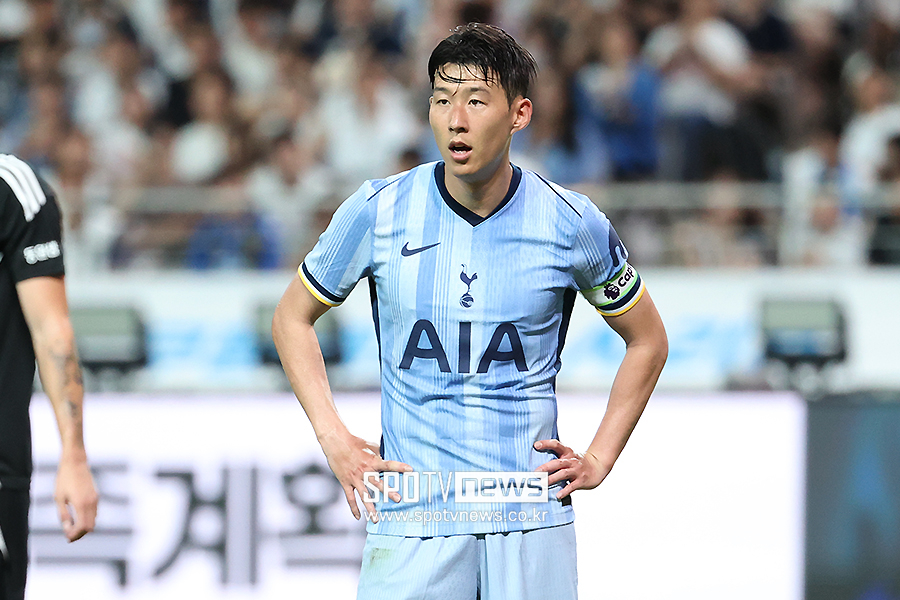 ▲ 토트넘이 2022년 이후 2년 만에 국내에서 경기를 치렀다. 이날 경기는 손흥민과 양민혁의 맞대결로 기대를 모았다. 손흥민은 토트넘에서만 10년을 뛰며 팀의 에이스이자 간판스타로 활약 중이다. 지난해 여름부터는 주장 완장까지 찼다. 지난 시즌 프리미어리그에서 17골 10도움으로 토트넘 내 득점, 도움 모두 1위였다. 양민혁은 최근 토트넘으로 이적했다. K리거가 프리미어리그 빅클럽으로 직행한 최초의 일이었다. 강원FC 소속의 양민혁은 만 17세 어린 나이에 프로에 데뷔해 1년 만에 주전 자리를 꿰찼고 올 시즌 K리그1 25경기 뛰며 8골 4도움으로 맹활약했다. 결국 토트넘의 러브콜까지 받았다. 2025년 1월부터 토트넘에 합류하는 양민혁은 이날 팀K리그 소속으로 뛰었다. 토트넘의 현재와 미래가 상암에서 격돌했다 ⓒ 곽혜미 기자