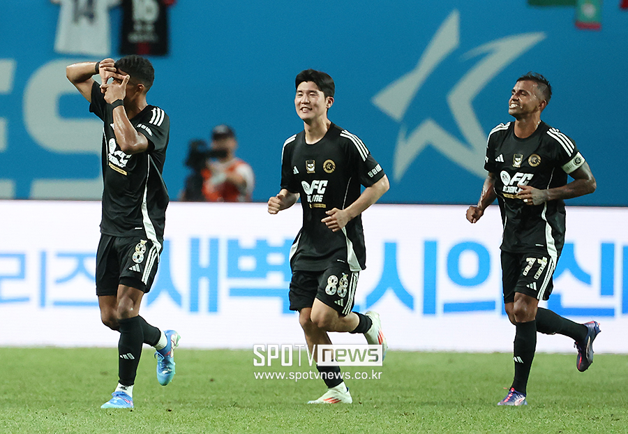 ▲ 오베르단. 토트넘이 2022년 이후 2년 만에 국내에서 경기를 치렀다. 이날 경기는 손흥민과 양민혁의 맞대결로 기대를 모았다. 손흥민은 토트넘에서만 10년을 뛰며 팀의 에이스이자 간판스타로 활약 중이다. 지난해 여름부터는 주장 완장까지 찼다. 지난 시즌 프리미어리그에서 17골 10도움으로 토트넘 내 득점, 도움 모두 1위였다. 양민혁은 최근 토트넘으로 이적했다. K리거가 프리미어리그 빅클럽으로 직행한 최초의 일이었다. 강원FC 소속의 양민혁은 만 17세 어린 나이에 프로에 데뷔해 1년 만에 주전 자리를 꿰찼고 올 시즌 K리그1 25경기 뛰며 8골 4도움으로 맹활약했다. 결국 토트넘의 러브콜까지 받았다. 2025년 1월부터 토트넘에 합류하는 양민혁은 이날 팀K리그 소속으로 뛰었다. 토트넘의 현재와 미래가 상암에서 격돌했다 ⓒ 곽혜미 기자