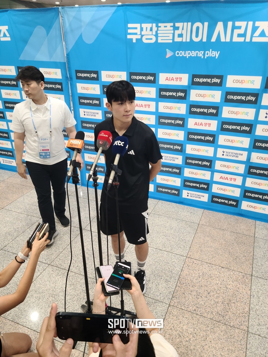 ▲ 양민혁. 토트넘이 2022년 이후 2년 만에 국내에서 경기를 치렀다. 이날 경기는 손흥민과 양민혁의 맞대결로 기대를 모았다. 손흥민은 토트넘에서만 10년을 뛰며 팀의 에이스이자 간판스타로 활약 중이다. 지난해 여름부터는 주장 완장까지 찼다. 지난 시즌 프리미어리그에서 17골 10도움으로 토트넘 내 득점, 도움 모두 1위였다. 양민혁은 최근 토트넘으로 이적했다. K리거가 프리미어리그 빅클럽으로 직행한 최초의 일이었다. 강원FC 소속의 양민혁은 만 17세 어린 나이에 프로에 데뷔해 1년 만에 주전 자리를 꿰찼고 올 시즌 K리그1 25경기 뛰며 8골 4도움으로 맹활약했다. 결국 토트넘의 러브콜까지 받았다. 2025년 1월부터 토트넘에 합류하는 양민혁은 이날 팀K리그 소속으로 뛰었다. 토트넘의 현재와 미래가 상암에서 격돌했다 ⓒ 맹봉주 기자