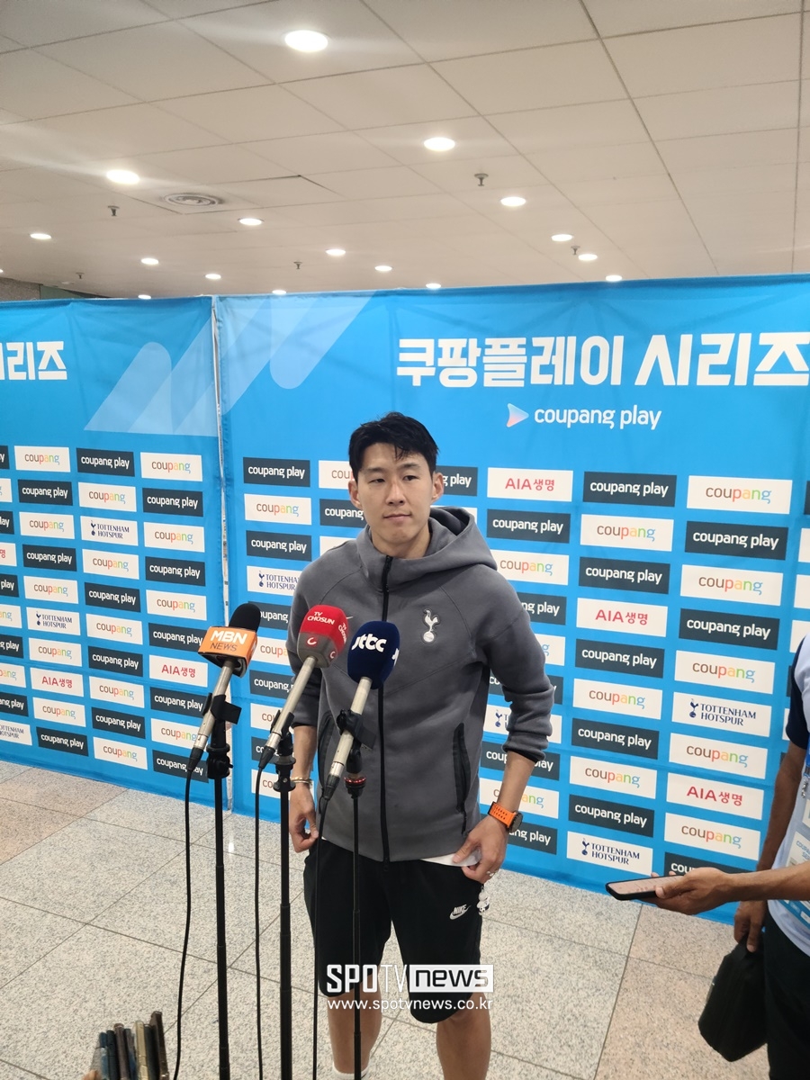 ▲ 손흥민. 토트넘이 2022년 이후 2년 만에 국내에서 경기를 치렀다. 이날 경기는 손흥민과 양민혁의 맞대결로 기대를 모았다. 손흥민은 토트넘에서만 10년을 뛰며 팀의 에이스이자 간판스타로 활약 중이다. 지난해 여름부터는 주장 완장까지 찼다. 지난 시즌 프리미어리그에서 17골 10도움으로 토트넘 내 득점, 도움 모두 1위였다. 양민혁은 최근 토트넘으로 이적했다. K리거가 프리미어리그 빅클럽으로 직행한 최초의 일이었다. 강원FC 소속의 양민혁은 만 17세 어린 나이에 프로에 데뷔해 1년 만에 주전 자리를 꿰찼고 올 시즌 K리그1 25경기 뛰며 8골 4도움으로 맹활약했다. 결국 토트넘의 러브콜까지 받았다. 2025년 1월부터 토트넘에 합류하는 양민혁은 이날 팀K리그 소속으로 뛰었다. 토트넘의 현재와 미래가 상암에서 격돌했다 ⓒ 맹봉주 기자