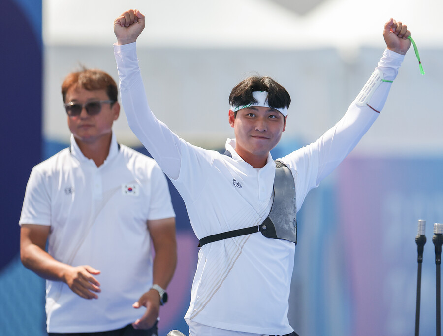 ▲  31일(현지시간) 프랑스 파리 레쟁발리드 양궁 경기장에서 열린 2024 파리올림픽 양궁 남자 개인전 64강전에서 이우석이 경기에 승리한 뒤 손을들어 기뻐하고 있다. ⓒ연합뉴스