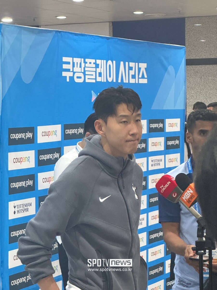 ▲ 양민혁과 손흥민이 한 공간에서 뛰었다. 경기 후엔 공동취재구역에서 양민혁과 손흥민이 마주했다. 손흥민은 양민혁의 어깨를 두드리며 덕담과 조언을 이어갔고, 양민혁은 경청하는 모습이었다. 손흥민에게 양민혁을 위해 해주고 싶은 말을 묻자 "내가 축구를 하면서 어떤 조언을 받으면 좋았을 것인지에 대해 생각했다. 열심히 하고 왜 축구를 시작했는지 잊지 말라는 이야기를 들었다면 좋았지 않았을까 싶다"라고 답했다 ⓒ스포티비뉴스DB